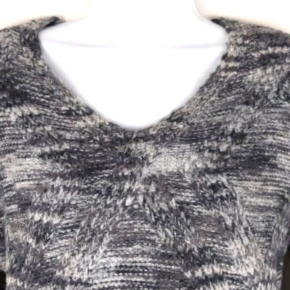 a.n.a Women's V-Neck Sweater light and dark gray marble  Size M (NWT) - Picture 3 of 7